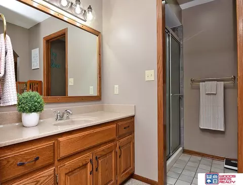 Bath - 125 Regency Dr, Beatrice, NE 68310 photo 1 of 7