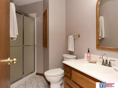 Bath - 125 Regency Dr, Beatrice, NE 68310 photo 2 of 7