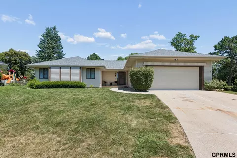 4952 Dumfries Cir, Omaha, NE 68157