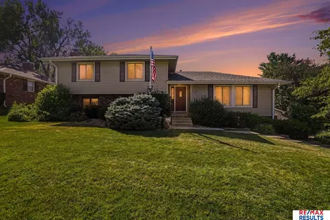6244 Ponderosa Dr, Omaha, NE 68137