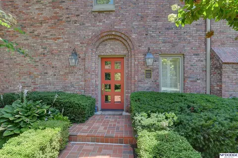 8910 Douglas Ct, Omaha, NE 68114