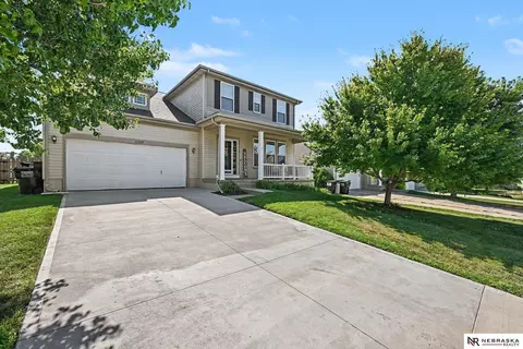 2307 Walnut Creek Dr, Papillion, NE 68046