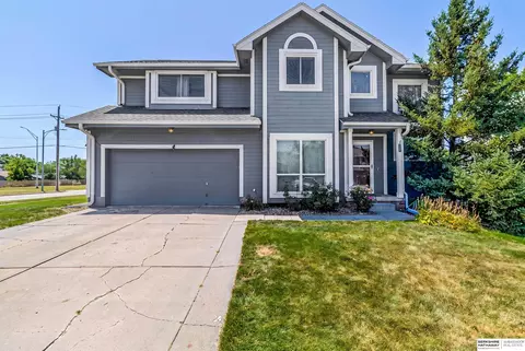 2204 Queen Dr, Papillion, NE 68046