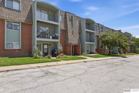 1211 S 121st Plz #317, Omaha, NE 68144