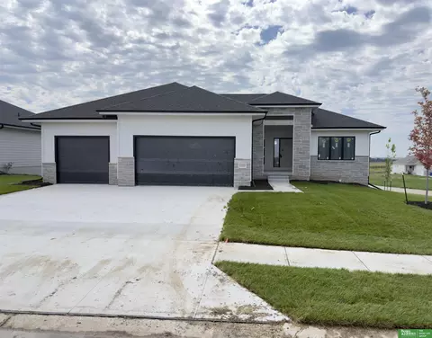 11714 S 124th Ave, Papillion, NE 68046