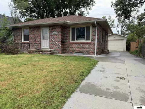 3027 S 11 St, Lincoln, NE 68502