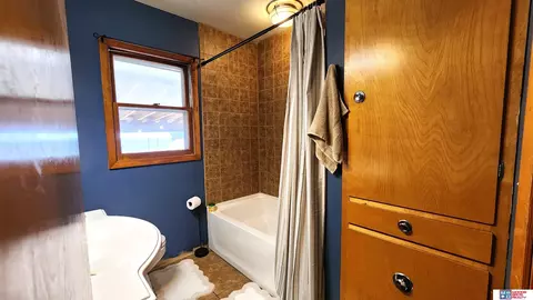 Bath - 1421 N 9th St, Beatrice, NE 68310 photo 4 of 4