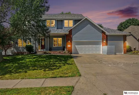 2811 Leigh Ln, Papillion, NE 68133