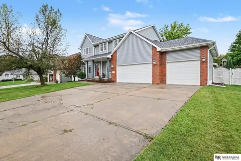 2811 Leigh Ln, Papillion, NE 68133