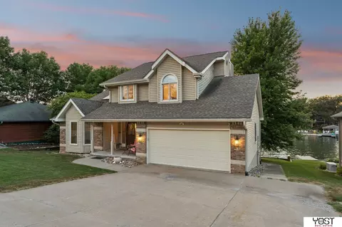 9512 Club House Cir, Plattsmouth, NE 68048