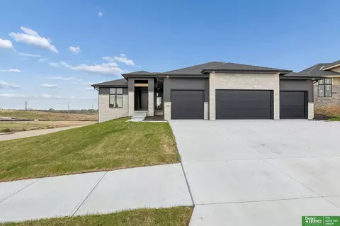 5602 N 198th St, Elkhorn, NE 68022