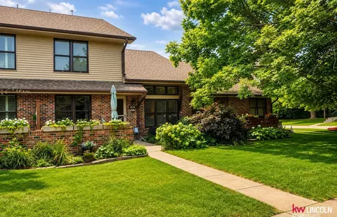 6626 Shenandoah Ct, Lincoln, NE 68510