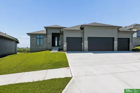 5606 N 198th St, Elkhorn, NE 68022