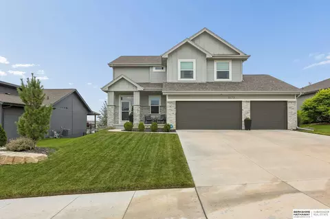 10218 Superior Dr, Papillion, NE 68046