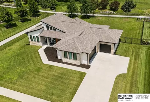 12112 Carpenter St, Papillion, NE 68046