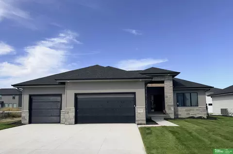 12362 Lake Vista Dr, Papillion, NE 68046
