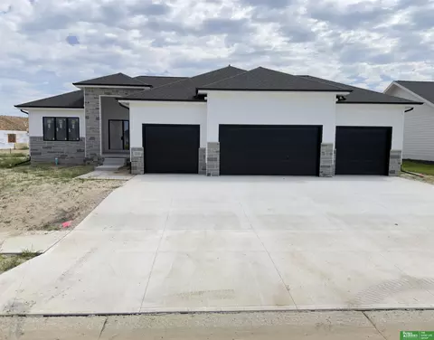 12355 Lake Vista Dr, Papillion, NE 68046
