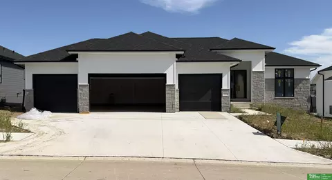 10713 S 219th Ave, Gretna, NE 68028