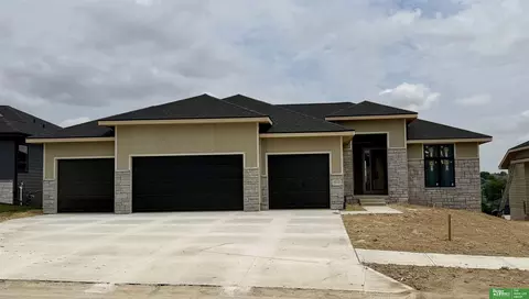 10713 S 219th Ave, Gretna, NE 68028
