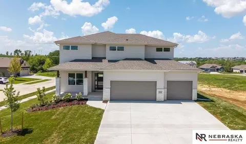 10516 S 117th St, Papillion, NE 68046