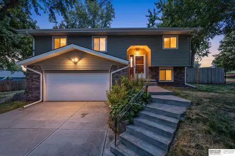 2013 Ann Marie Ct, Papillion, NE 68046