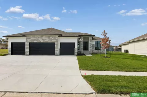 9815 Cumberland Dr, Papillion, NE 68046