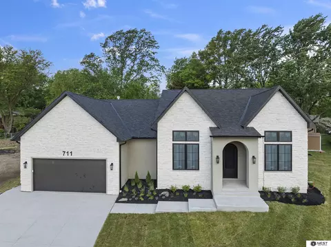 711 Yearling Ct, Lincoln, NE 68520
