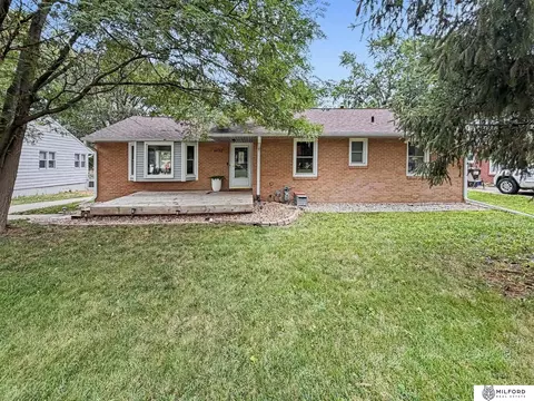 6132 Huntington Ave, Lincoln, NE 68507