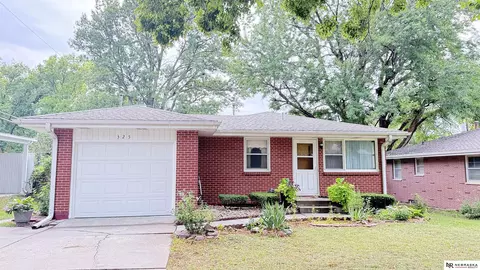 325 Orcutt Ave E, Lincoln, NE 68504