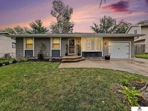5420 S 37th St, Lincoln, NE 68516