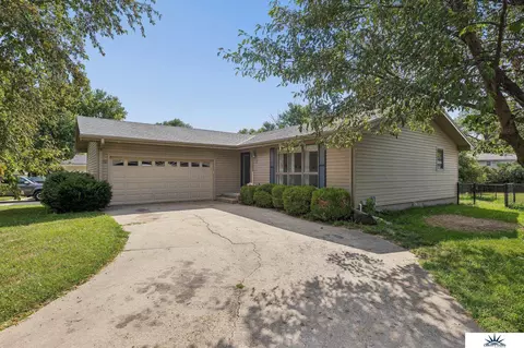 113 Meadow Ln, Gretna, NE 68028