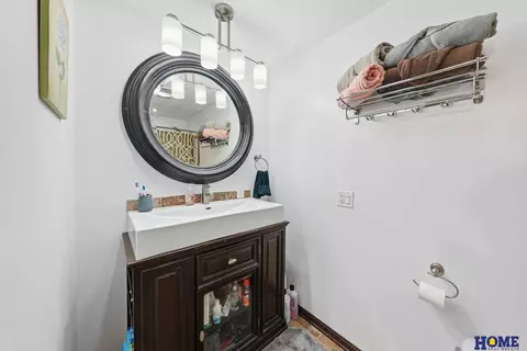 Bath - 1101 Carlyle St, Beatrice, NE 68310 photo 2 of 3