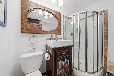 Bath - 1101 Carlyle St, Beatrice, NE 68310 photo 1 of 3