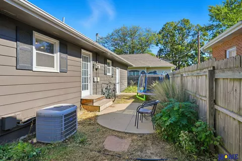 Exterior - 1101 Carlyle St, Beatrice, NE 68310 photo 2 of 4