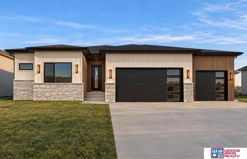 8921 Castle Pine Dr, Lincoln, NE 68516