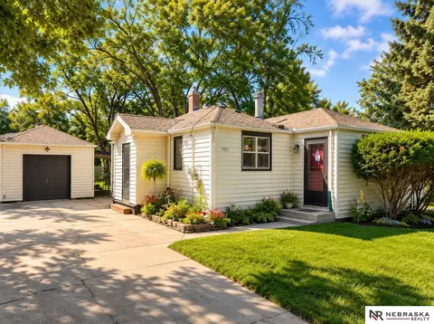 5931 Whitmore St, Omaha, NE 68152