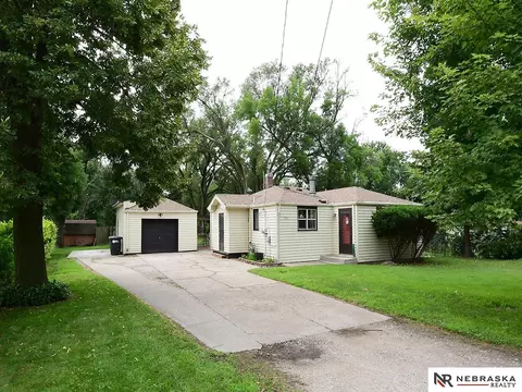 5931 Whitmore St, Omaha, NE 68152