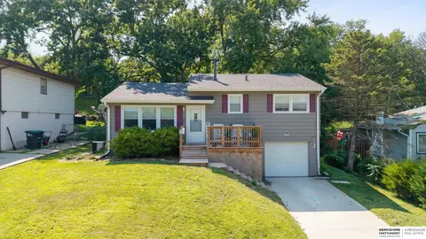 5912 N 69th St, Omaha, NE 68104