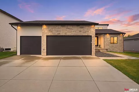 6801 Monarch Dr, Lincoln, NE 68516
