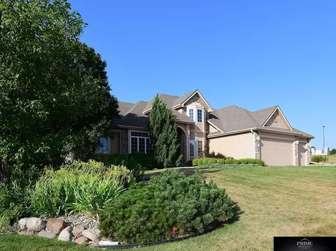 1571 Hardwood Dr, Papillion, NE 68046