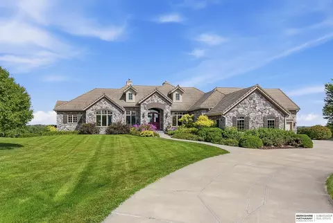 1586 Avignon Cir, Yutan, NE 68073