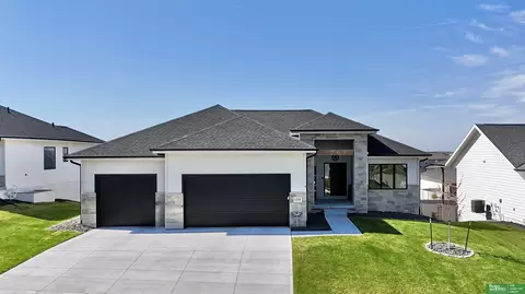 12368 Windsor Dr, Papillion, NE 68046