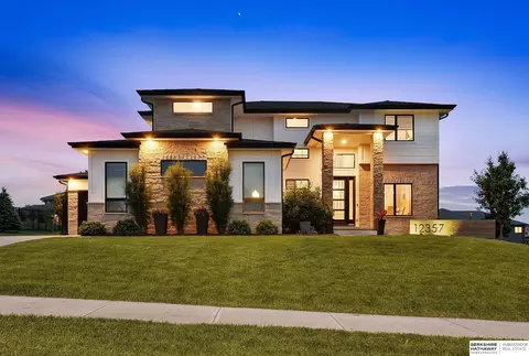 12357 Cooper St, Papillion, NE 68046