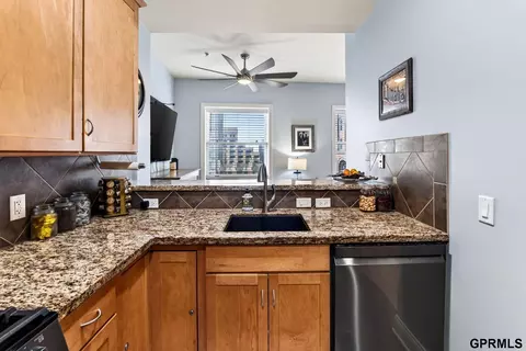210 S 16 St #921, Omaha, NE 68102