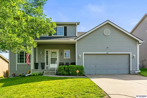 1104 Valleyview Dr, Papillion, NE 68046
