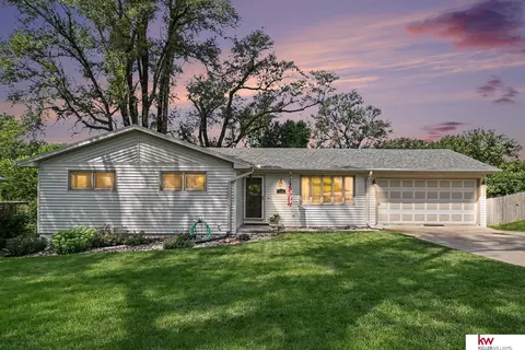 5704 N 82 St, Omaha, NE 68134