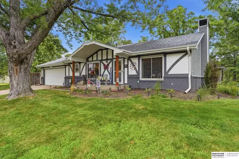 6220 Fleetwood Dr, Lincoln, NE 68516