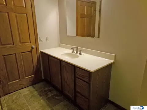 Bath - 1520 Ashland Ave, Beatrice, NE 68310 photo 4 of 7