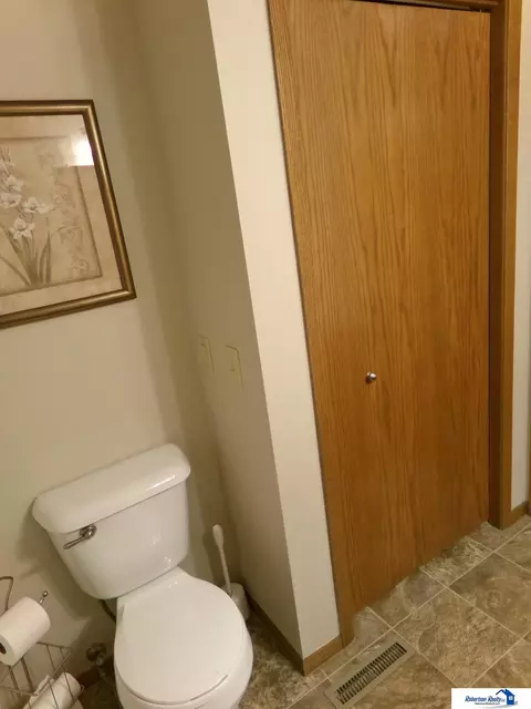 Bath - 1520 Ashland Ave, Beatrice, NE 68310 photo 2 of 7