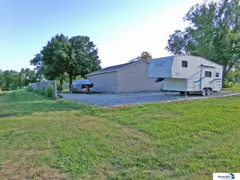 Exterior - 1520 Ashland Ave, Beatrice, NE 68310 photo 4 of 10